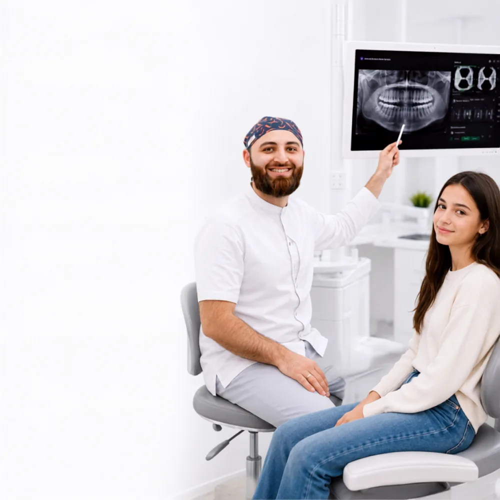 Врач показывает пациенту снимок в системе Diagnocat